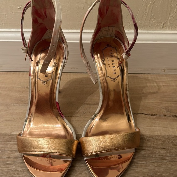 This shoes are absolutely beautiful,I paid so much $for them & forced them in. - Picture 4 of 4